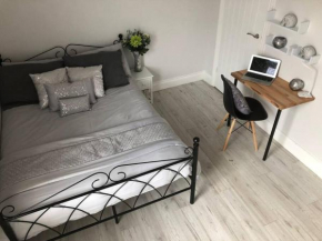 Falmouth House 3 Bedrooms 5 Beds Workstays UK